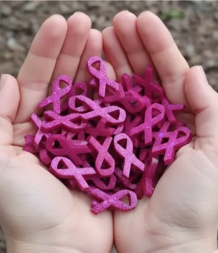 Broche Laço Outubro Rosa em resina personalizado